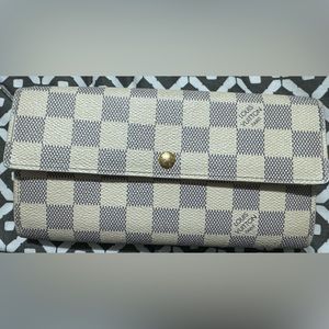 Barely Used Wallet. Great condition. I no longer have the box or dust bag.